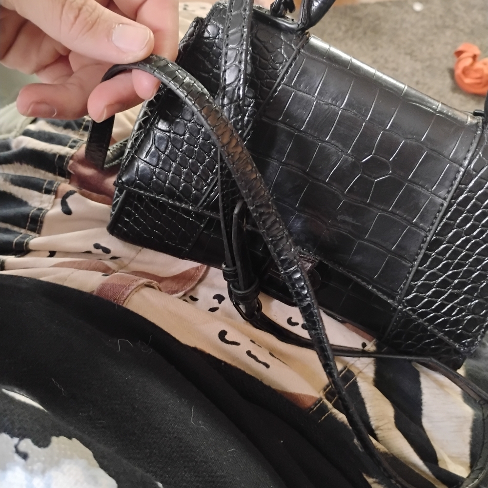 Black Crocodile-Embossed Handbag - Picture 5 of 8